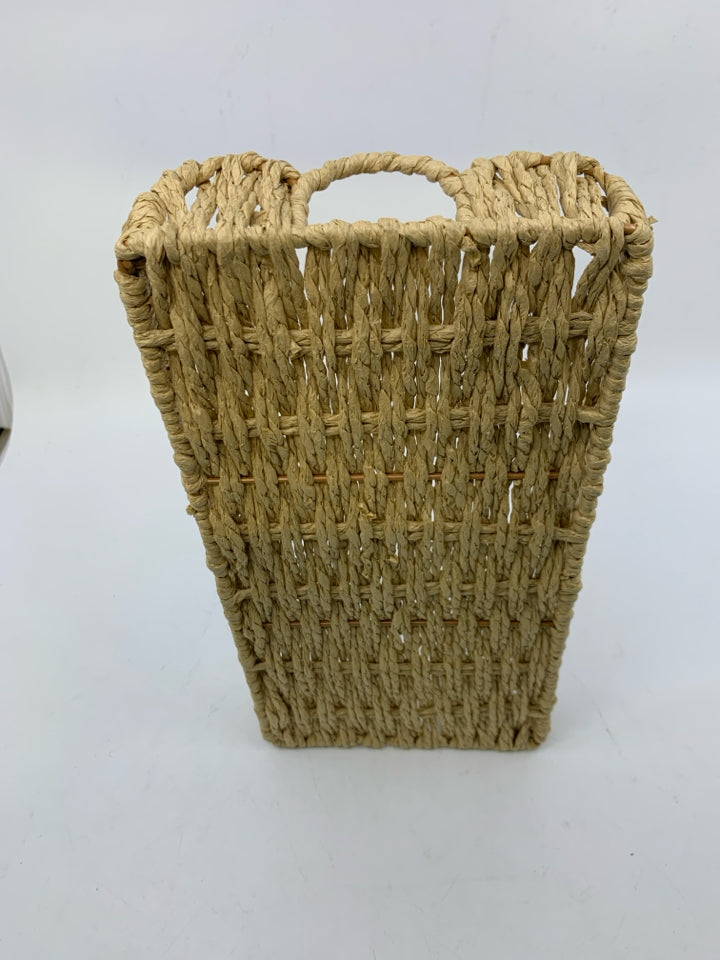 LIGHT WOVEN BASKET TRAY W/ SCALLOP EDGE.