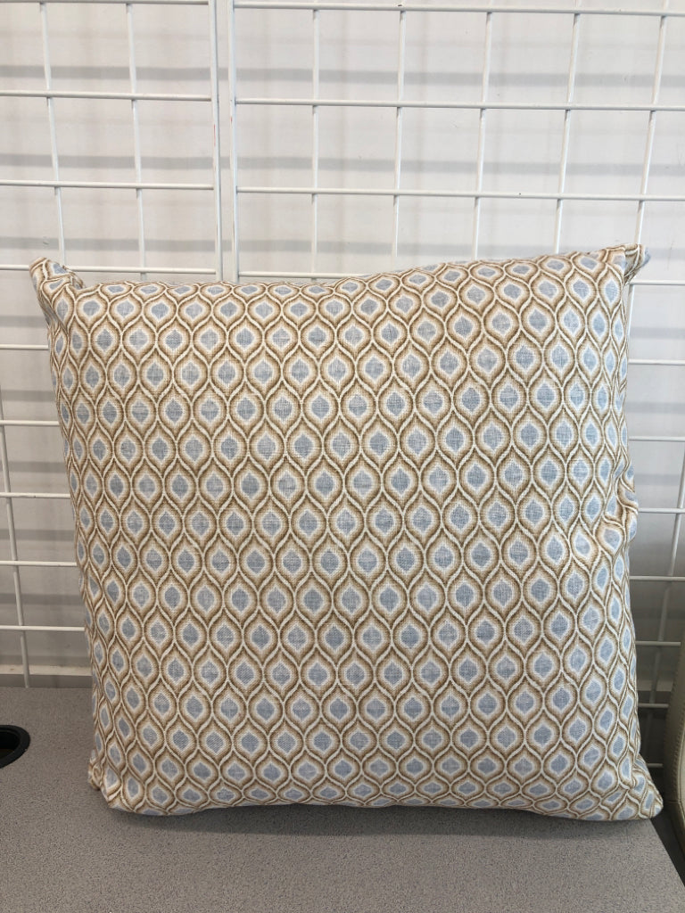 BLUE/TAN GEOMETRIC PRINT ACCENT PILLOW.