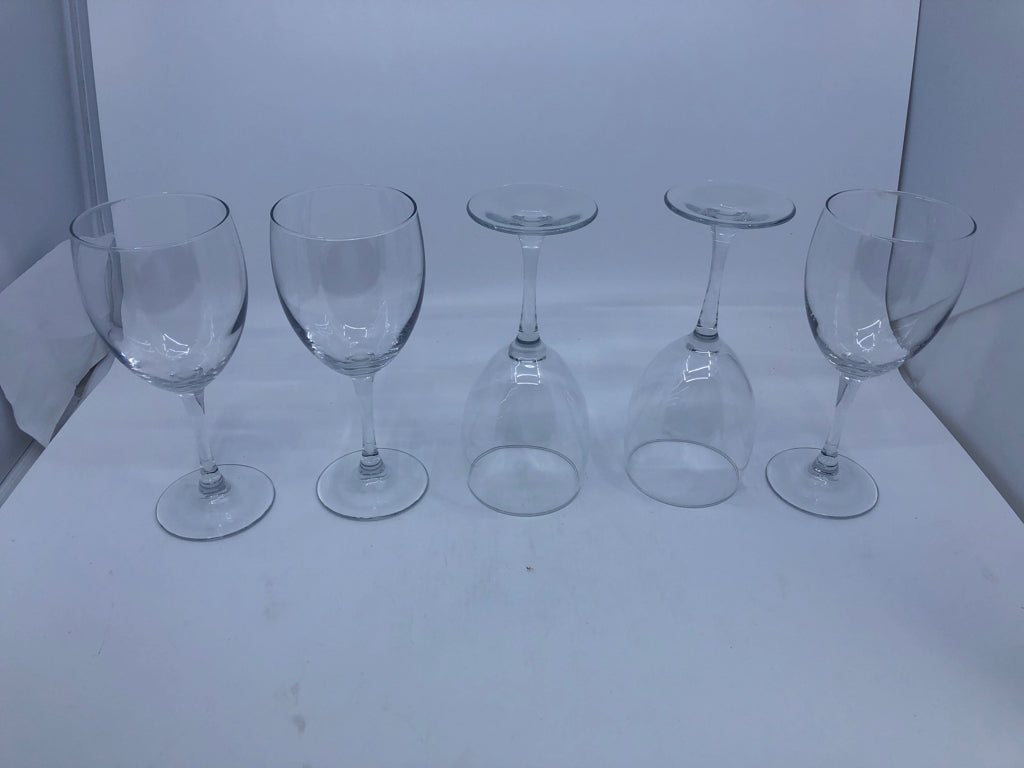 5 CLEAR GLASS WINE GLASSES.