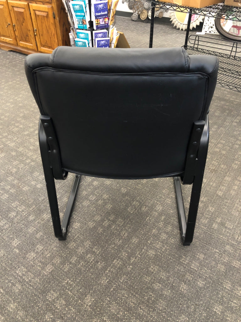BLACK FAUX LEATHER OFFICE CHAIR WITH HANDLES.