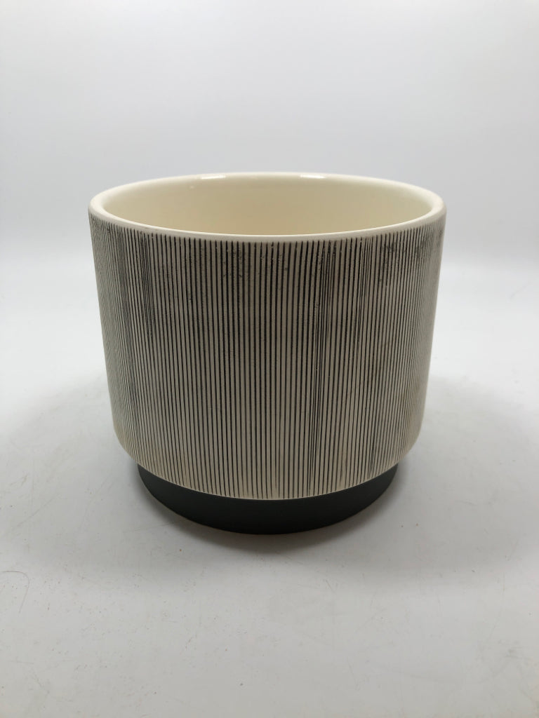 BLACK/GREY LINE CERAMIC POT.