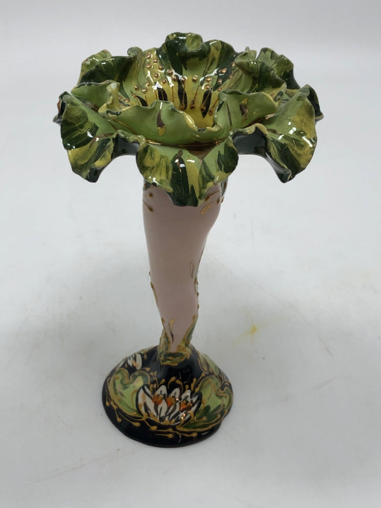 VTG FLORAL CERAMIC VASE W/RUFFLE TOP.