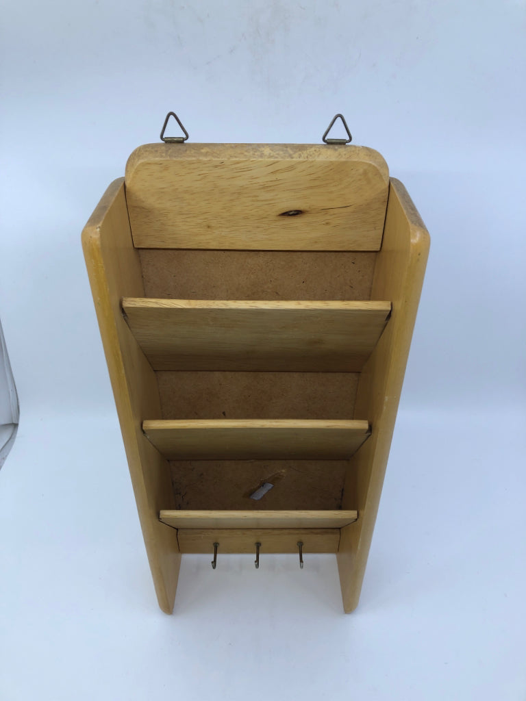 BLONDE WOVEN WALL HANGING MAIL ORGANIZER W HOOKS.