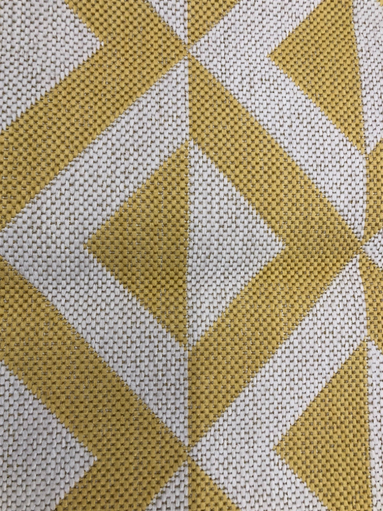 TAN/YELLOW PATTERNED RUG.