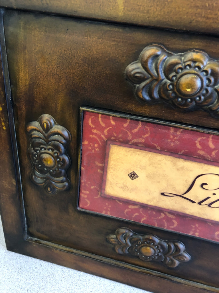 LIVE/LAUGH/LOVE SCROLL METAL WALL ART.