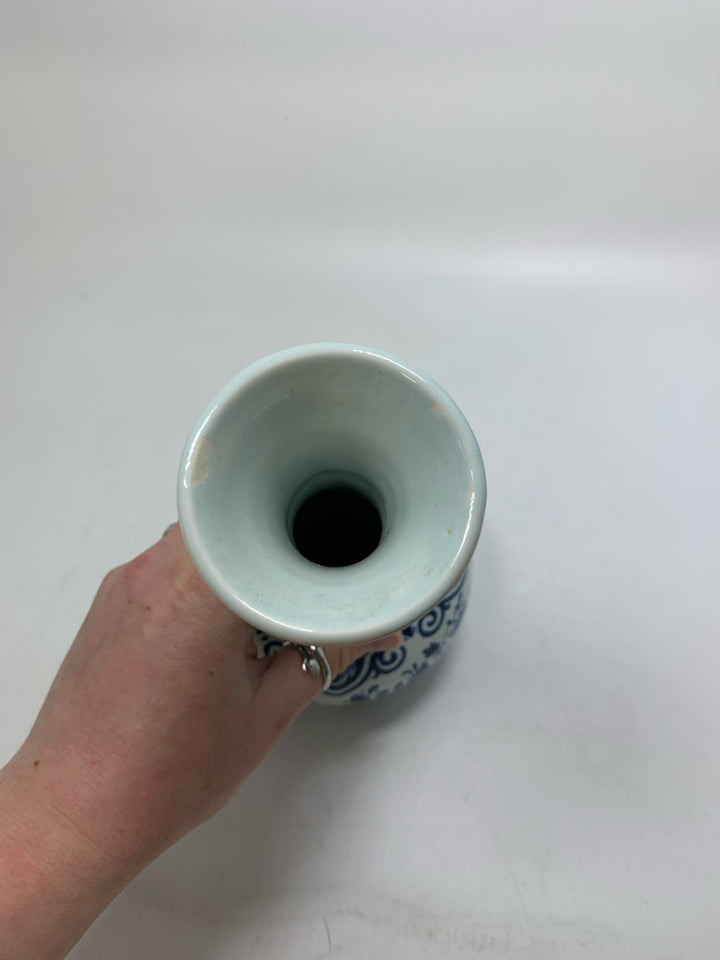 VTG BLUE FLORAL VASE.