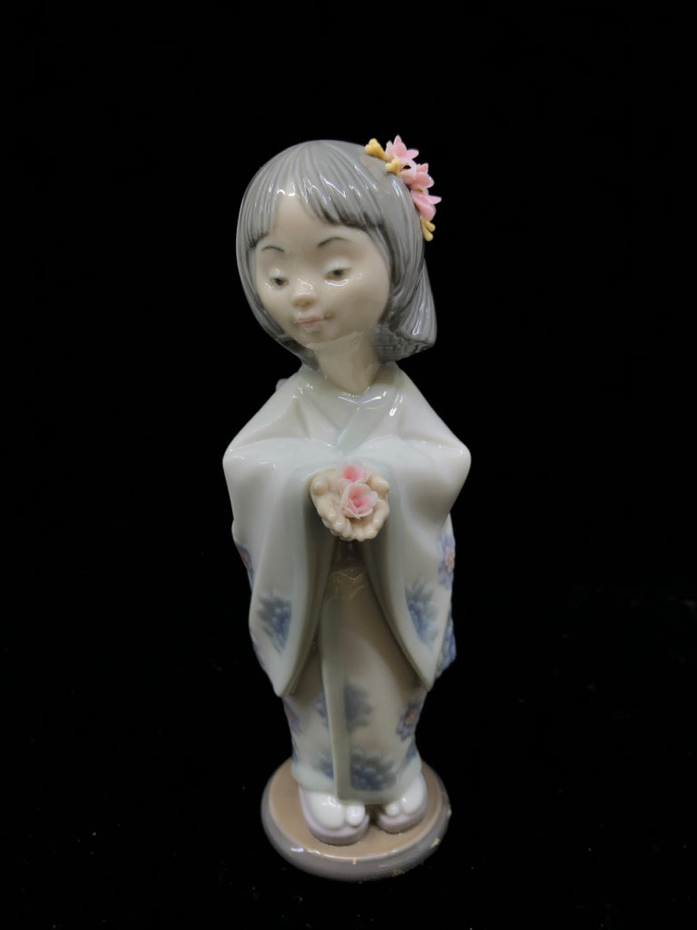 LLADRO GIRL HOLDING PINK FLORAL W ARMS CLOSED.
