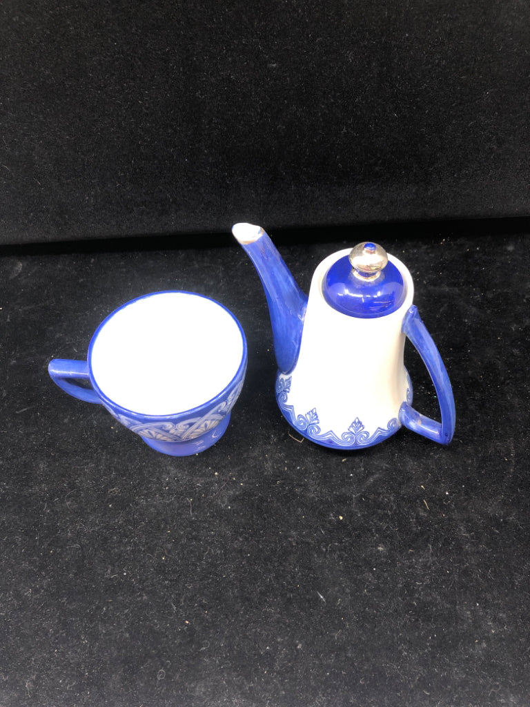 2PC BLUE AND WHITE TEACUP AND TEAPOT.
