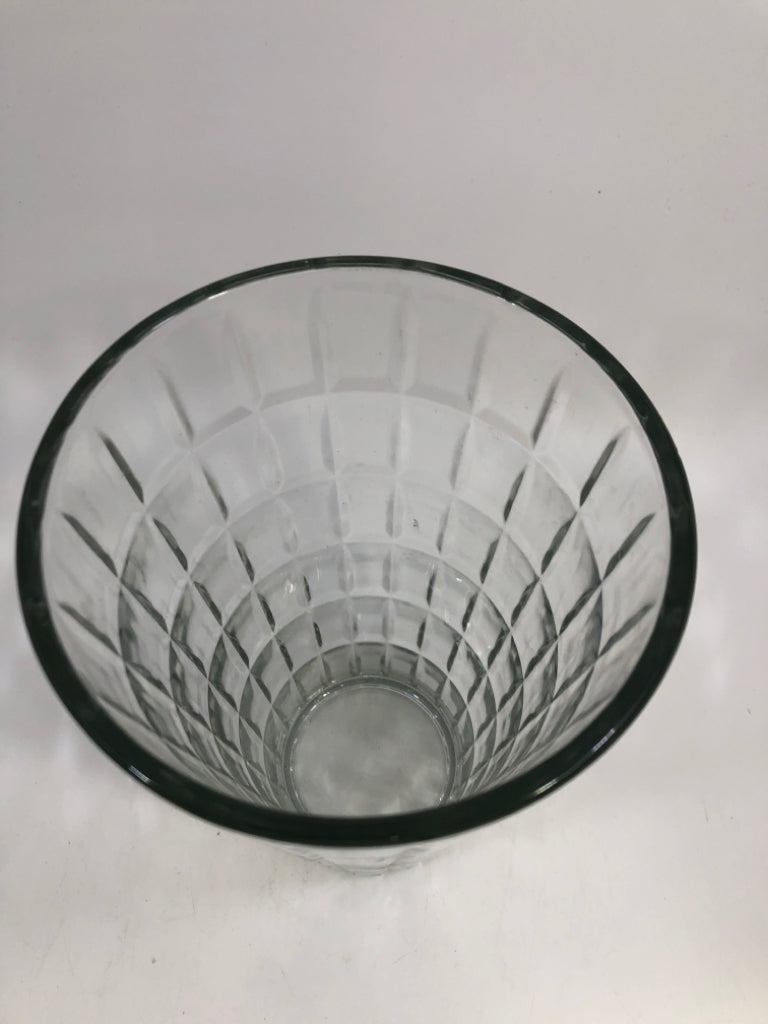 WINDOWPANE PATTERN GLASS VASE.