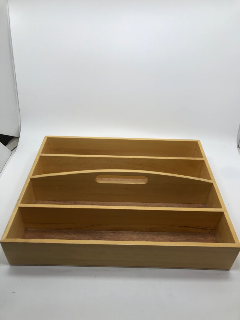 WOODEN UTENSIL HOLDER W/HANDLE.