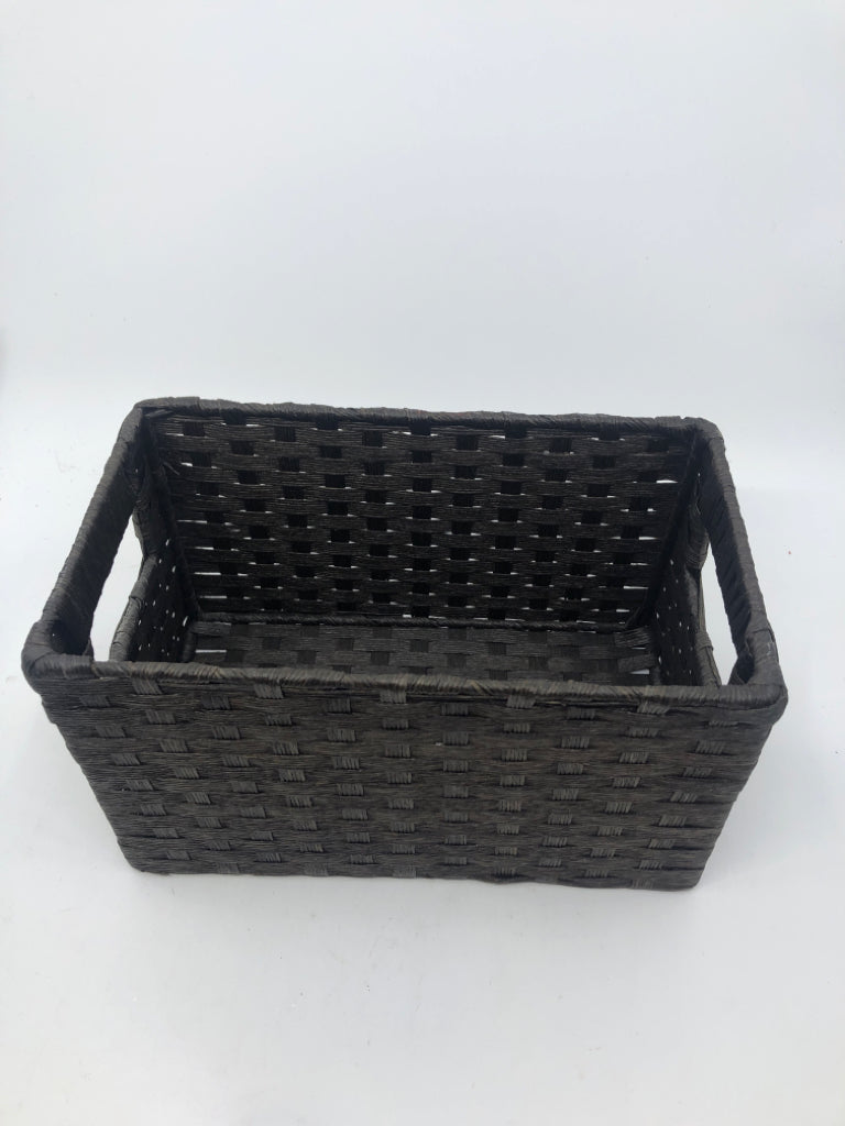 DARK WOVEN RECTANGLE BASKET.