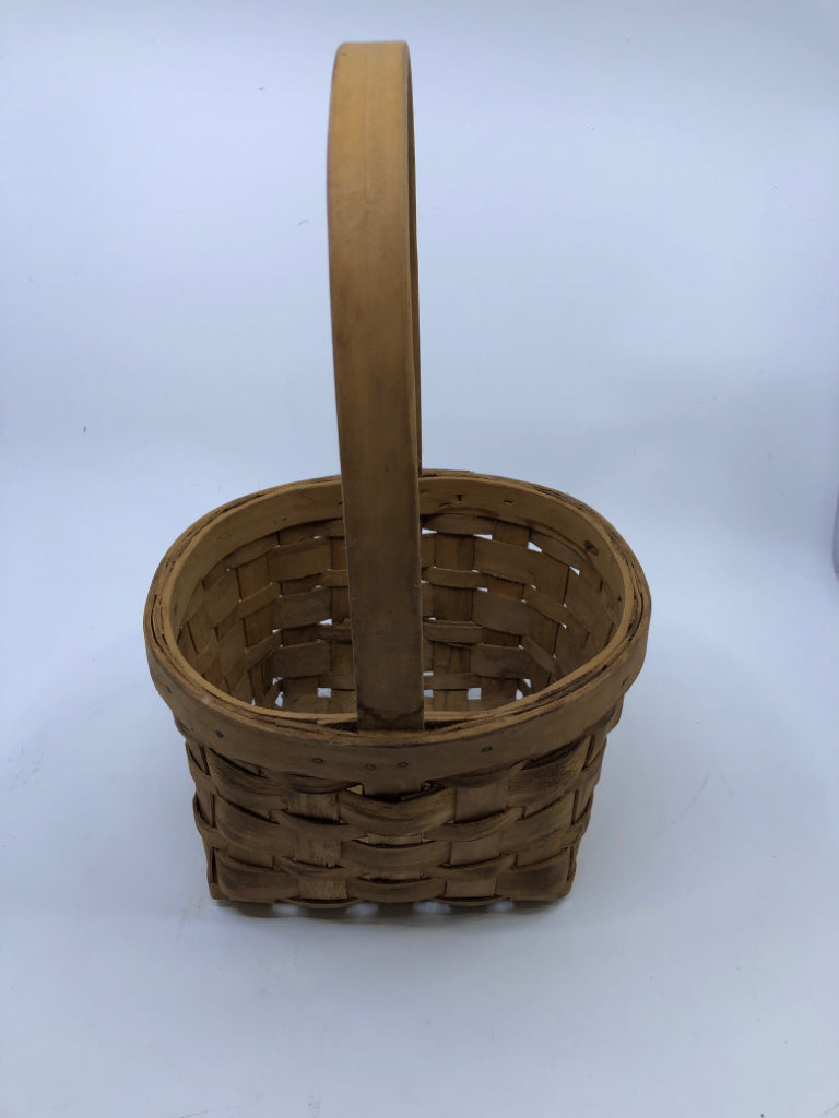 SMALL BASKET W BIG HANDLE.