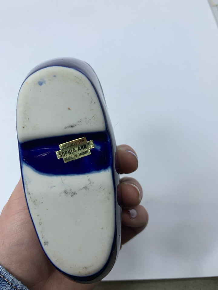 VTG FLORAL CLOG ASHTRAY.