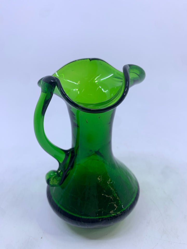 DK GREEN RUFFLE TOP GLASS VASE.