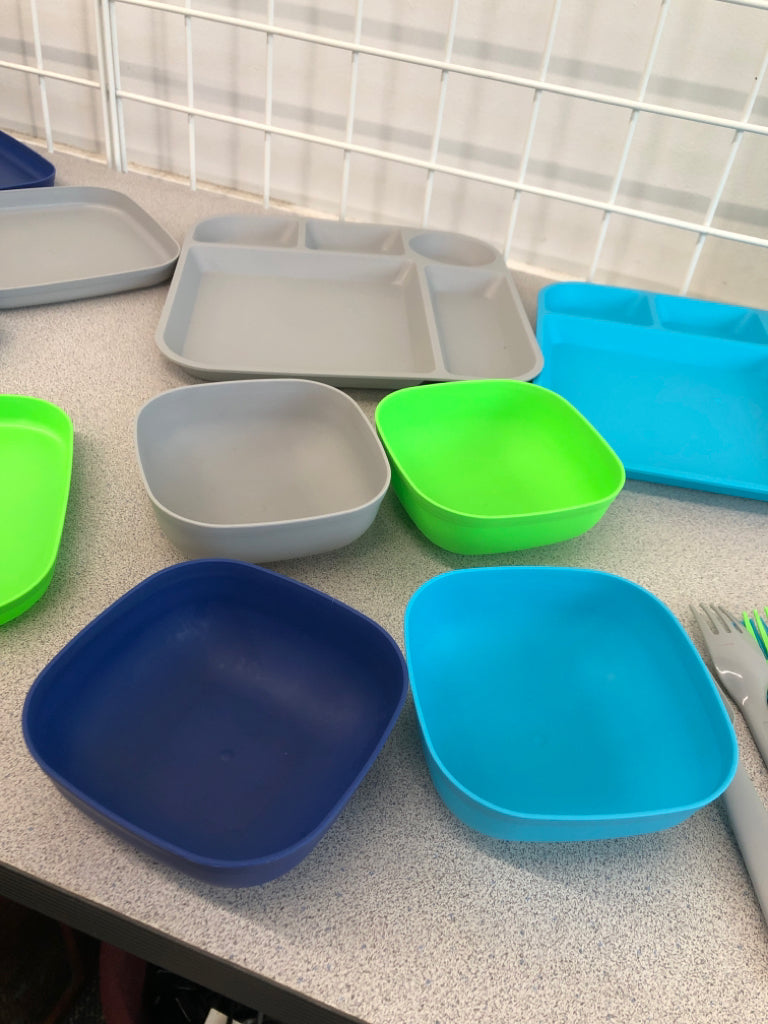 24PC MULTI-COLORED KIDS DINNER SET.