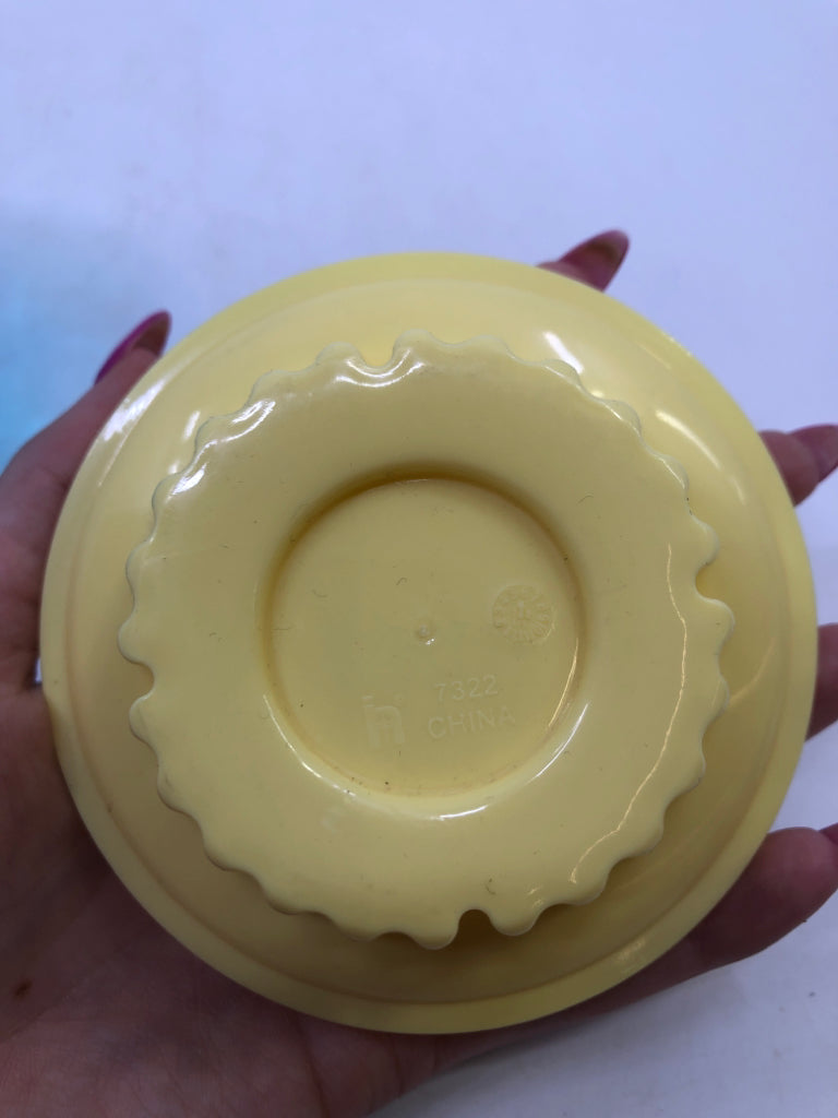 PLASTIC YELLOW & BLUE SINGULAR CUPCAKE HOLDER.