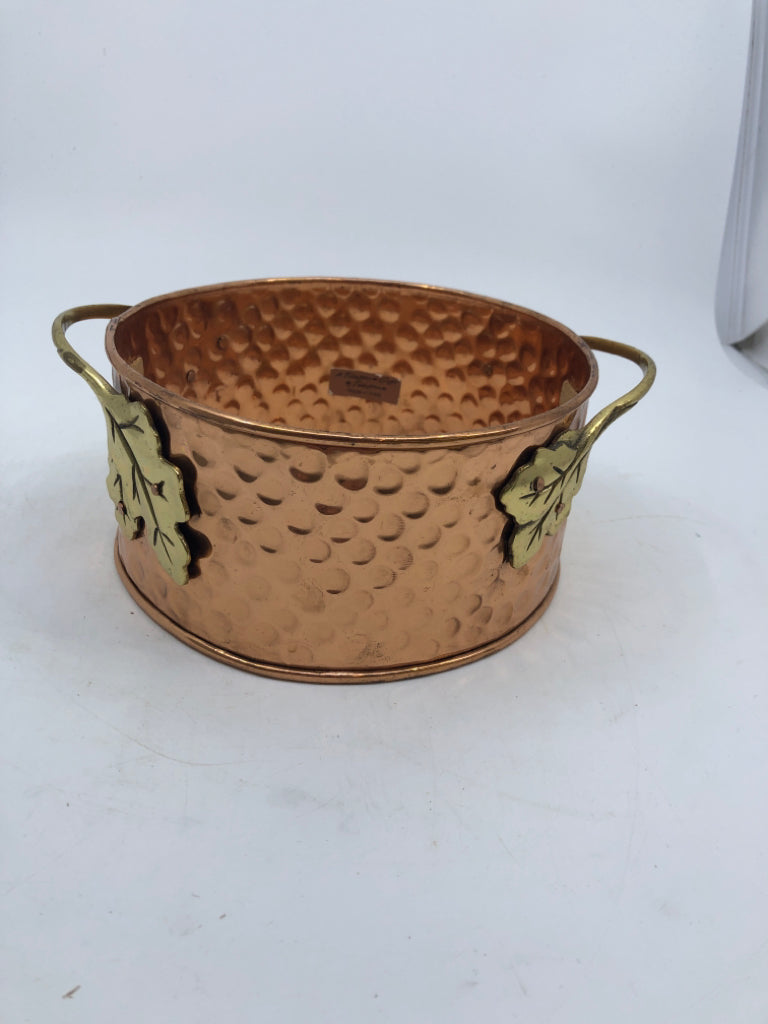 HAMMERED COPPER PLANTER RING W/ EMBOSSED LEAVES.