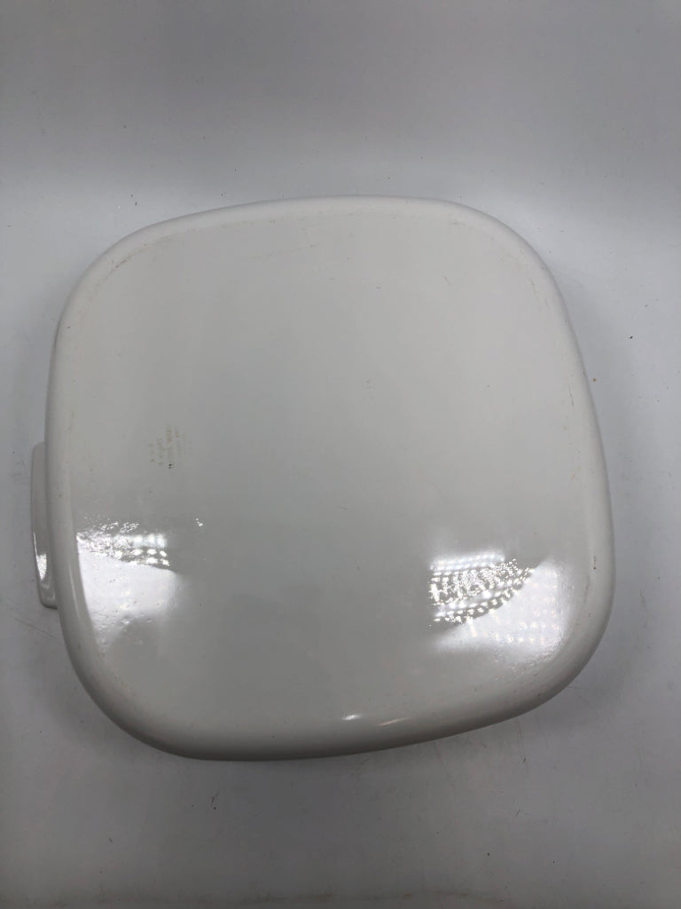 LARGE CASSEROLE DISH W/LID.