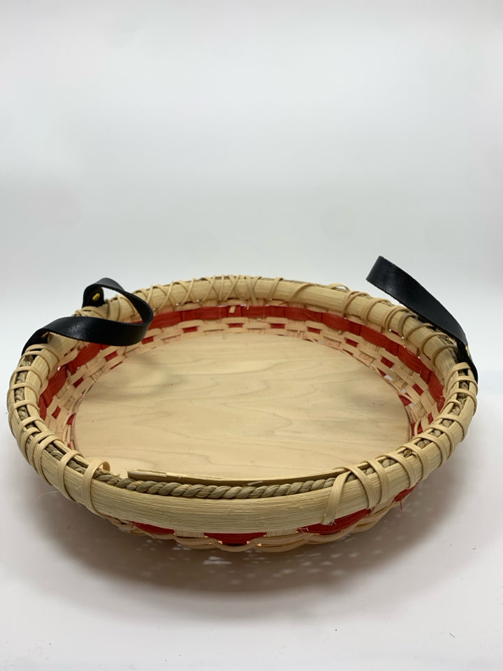 ROUND WOVEN BASKET TRAY W/BLACK FAUX LEATHER HANDLES.