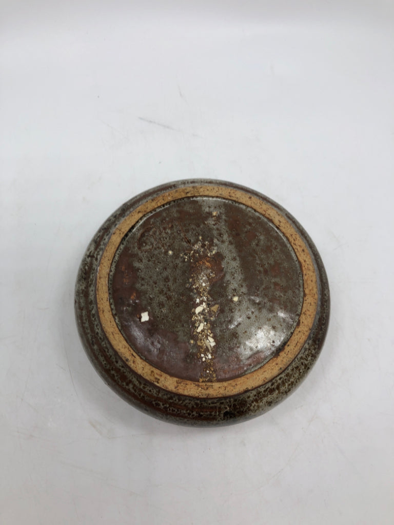 BROWN SPECKLED POTTERY BOWL.