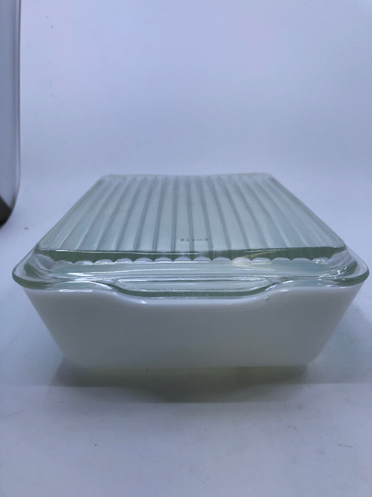 VTG PYREX AMISH BUTTERPRINT FRIDGE DISH W LID.