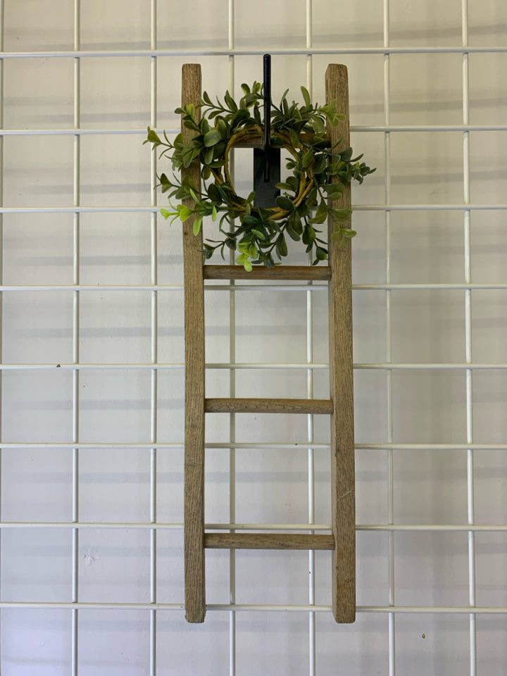 DECORATIVE LADDER W WREATH.