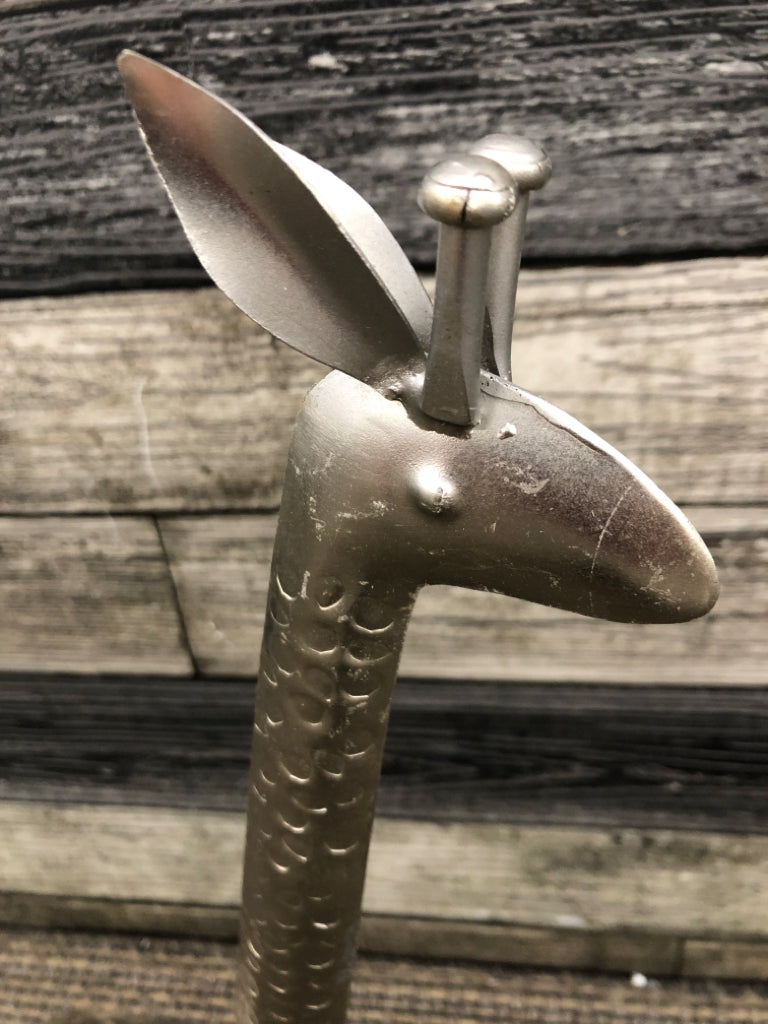 HAMMERED METAL GIRAFFE FIGURINE.