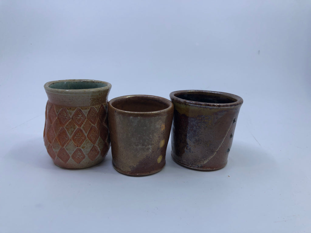 3 MINI ASSORTED POTTERY PLANTERS.