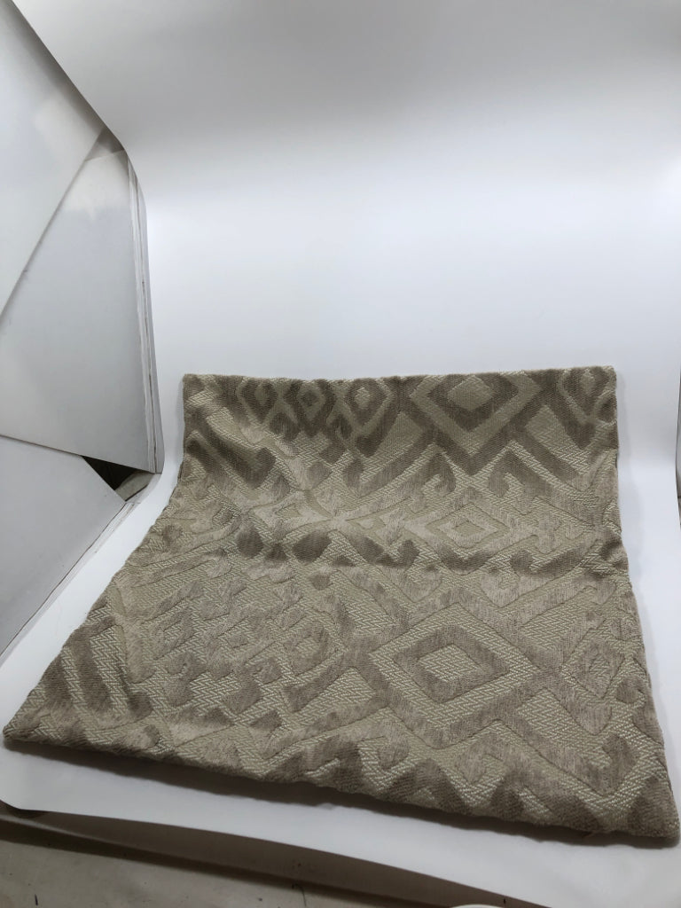 BEIGE/NEUTRAL TONED GEOMETRIC TEXTURED PILLOW COVER.