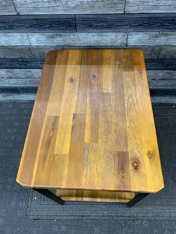 WOOD SIDE TABLE W/BROWN METAL LEGS AND SHELF.