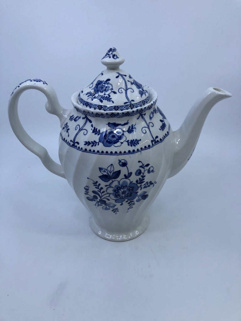 VTG BLUE AND WHITE FLORAL TEAPOT.