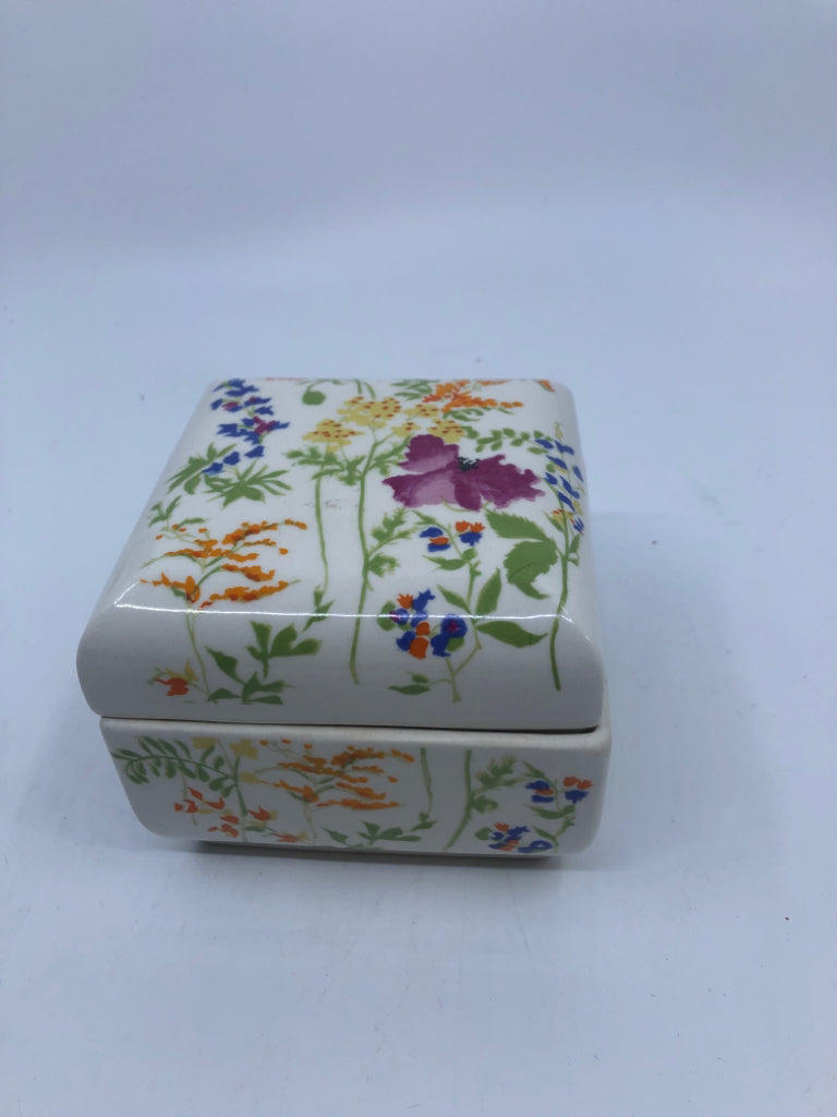 ELIZABETH ARDEN FLORAL TRINKET BOX W/LID.