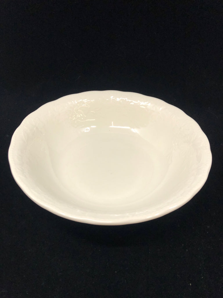 TABLEMATES CREAM SERVING BOWL W/EMBOSSED FLOWERS.