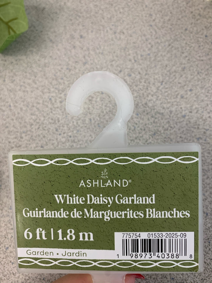 NWT WHITE DAISY FLOWER GARLAND.