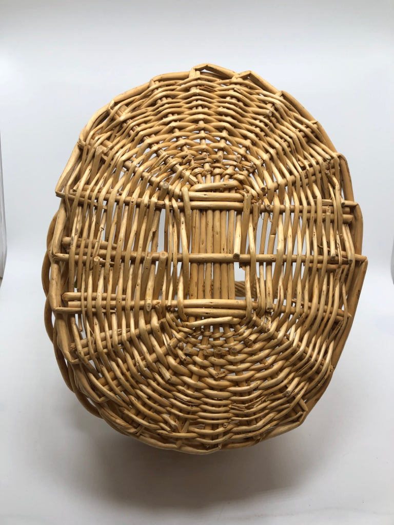 OVAL WICKER BASKET W/HANDLE.