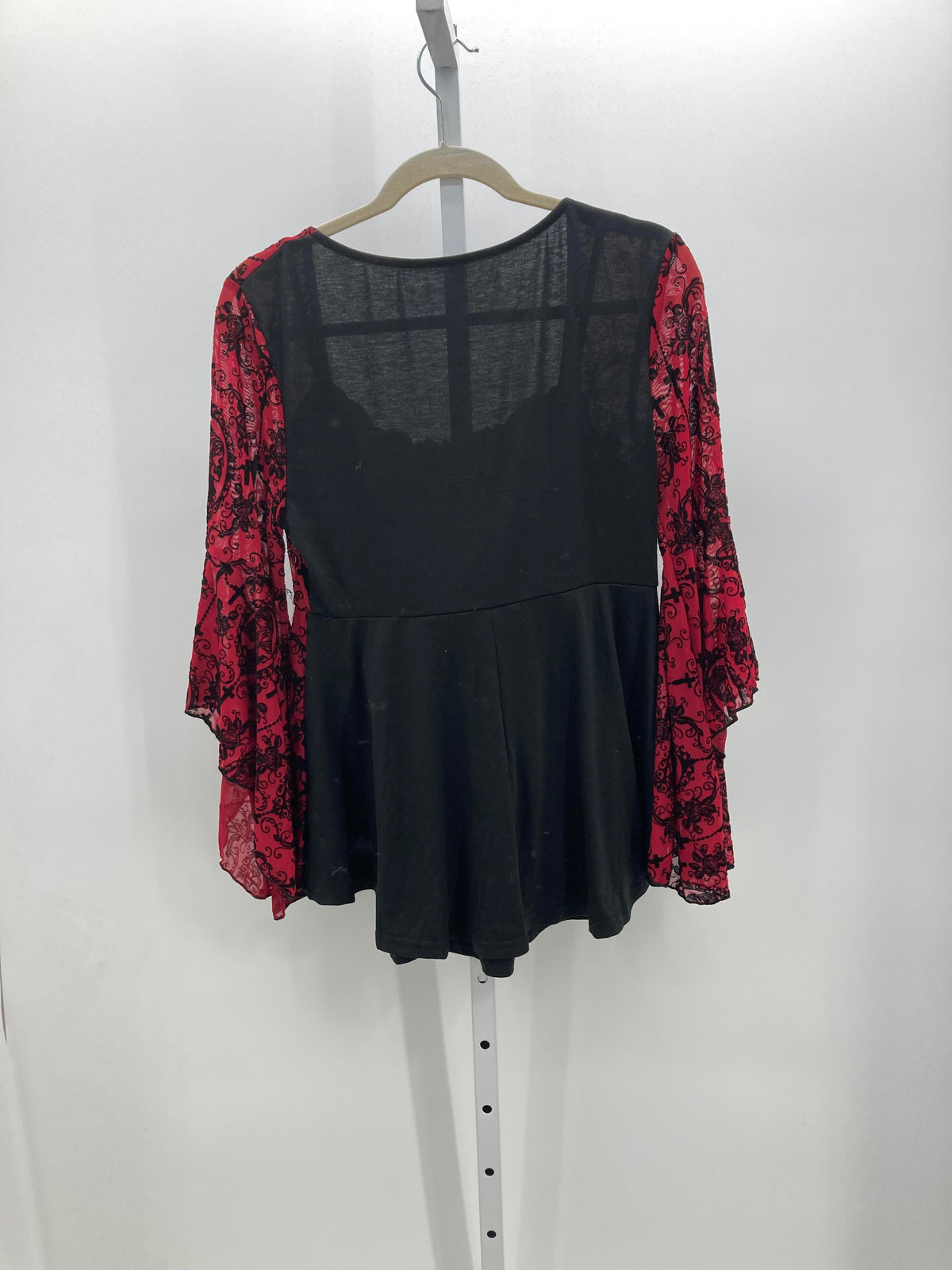 Size Medium Misses 3/4 Sleeve Shirt