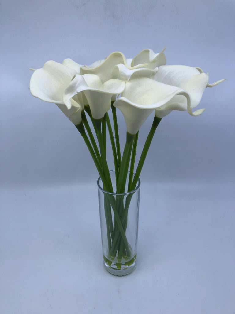 FAUX WHITE CALLA LILY FLORAL IN CLEAR VASE.