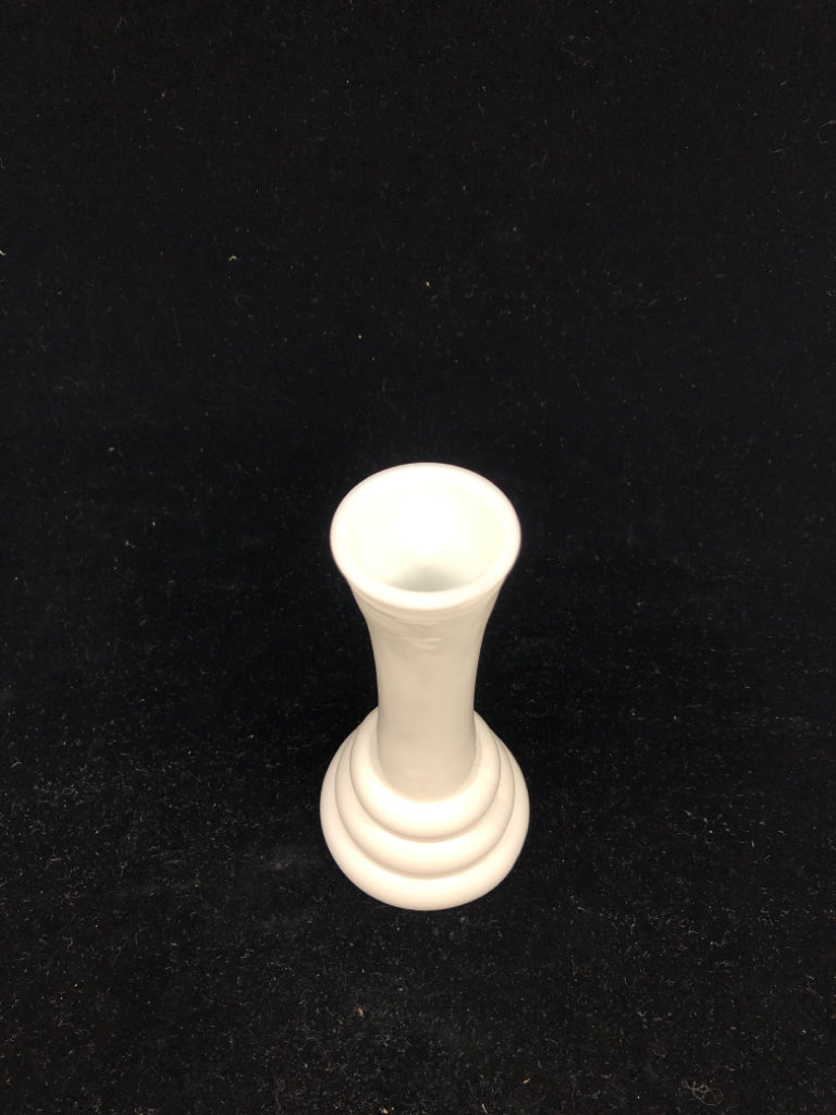 VTG RIBBED BOTTOM MILK GLASS BUD VASE.