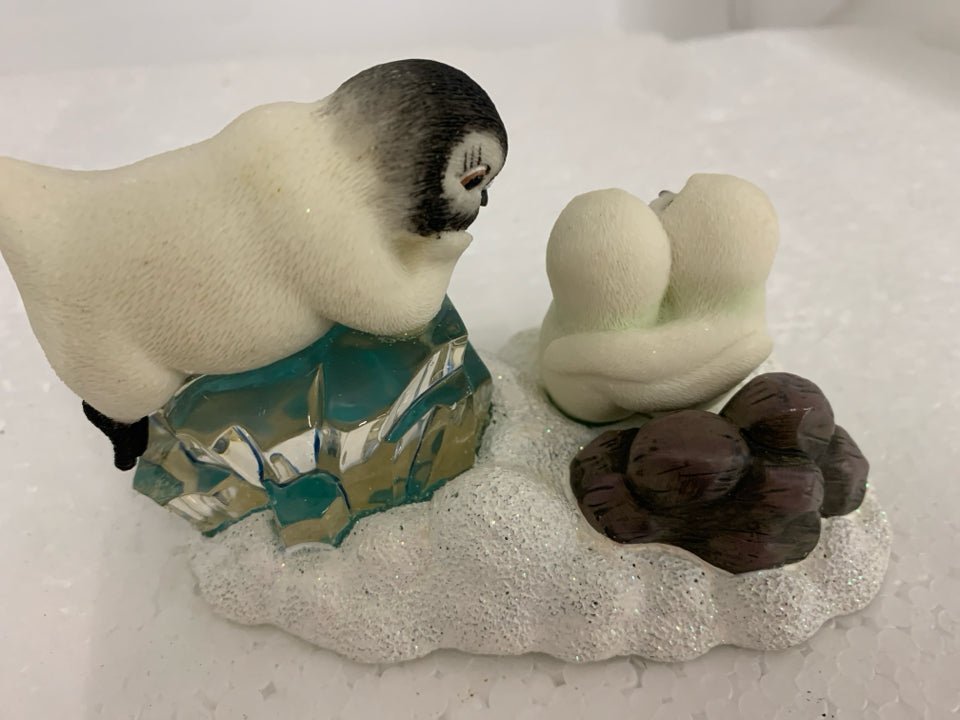 RESIN WHITE SEALS PENGUIN SITTING ON ICE POLAR PLAYMATES.