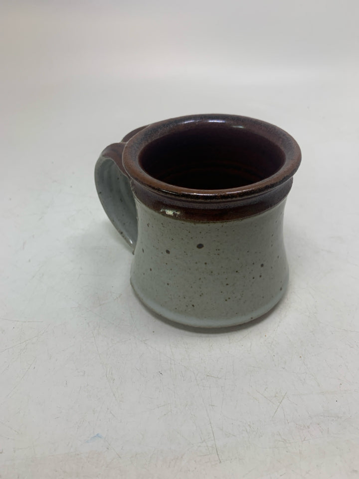 GREY SPECKLED SHORT POTTERY MUG W/ BROWN RIM.