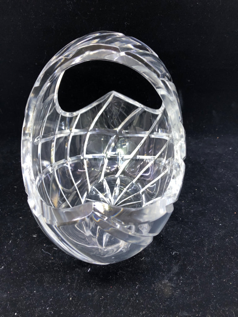 CLEAR GLASS CUT BASKET.