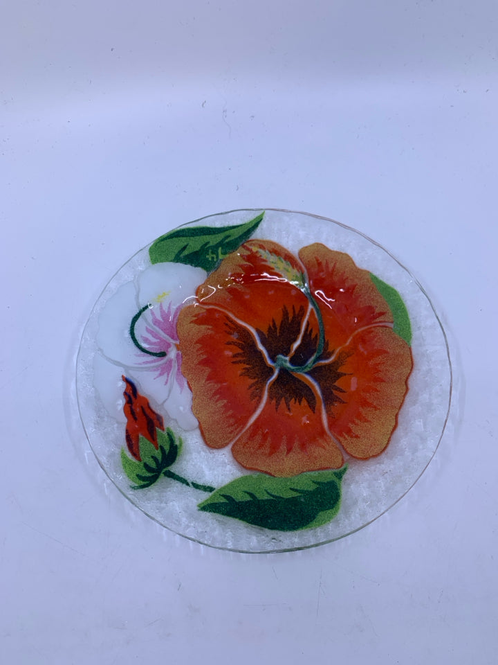 6 ASSORTED FUSED GLASS FLORAL DINNER PLATES.