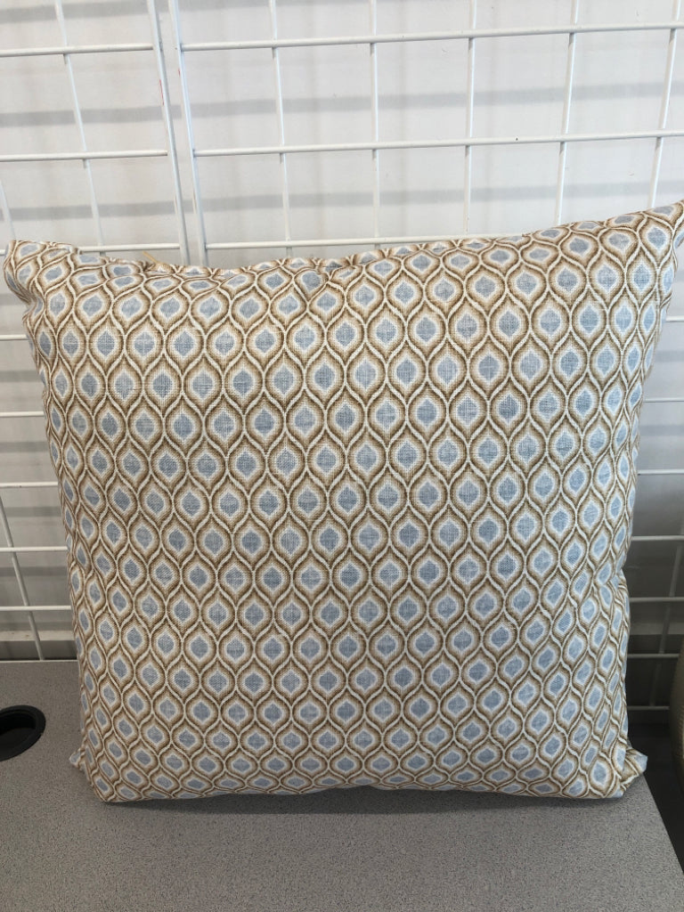 BLUE/TAN GEOMETRIC PRINT ACCENT PILLOW.