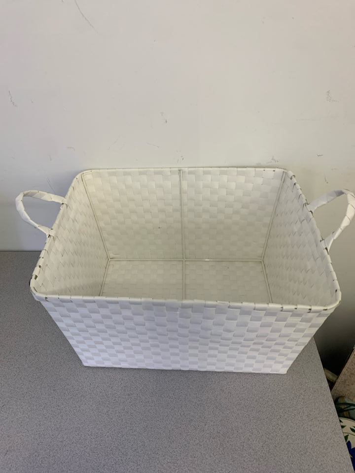 WHITE WOVEN BASKET WITH HANDLES.