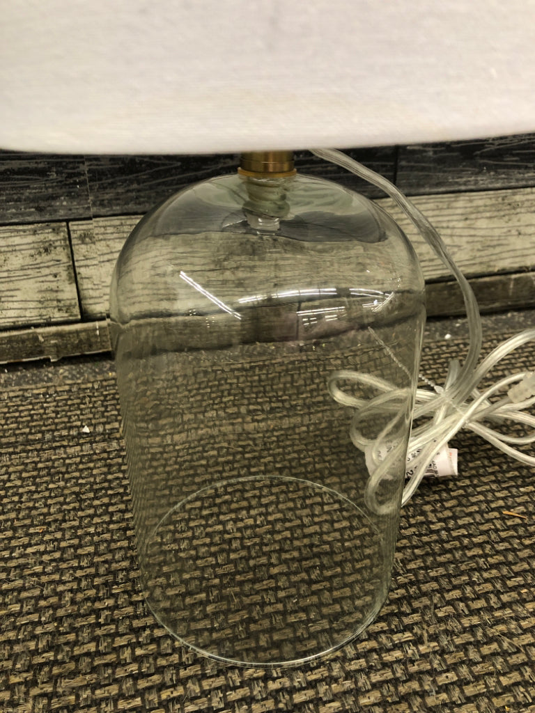 CLEAR GLASS LAMP W/WHITE SHADE.