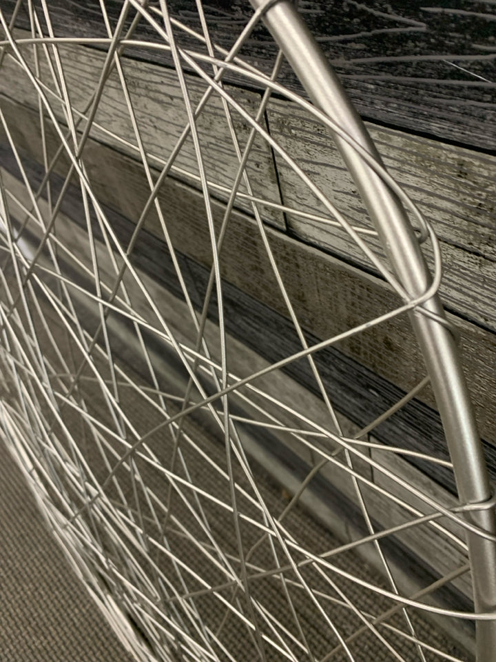 WIRE CIRCLE METAL DECOR WALL-HANGING.