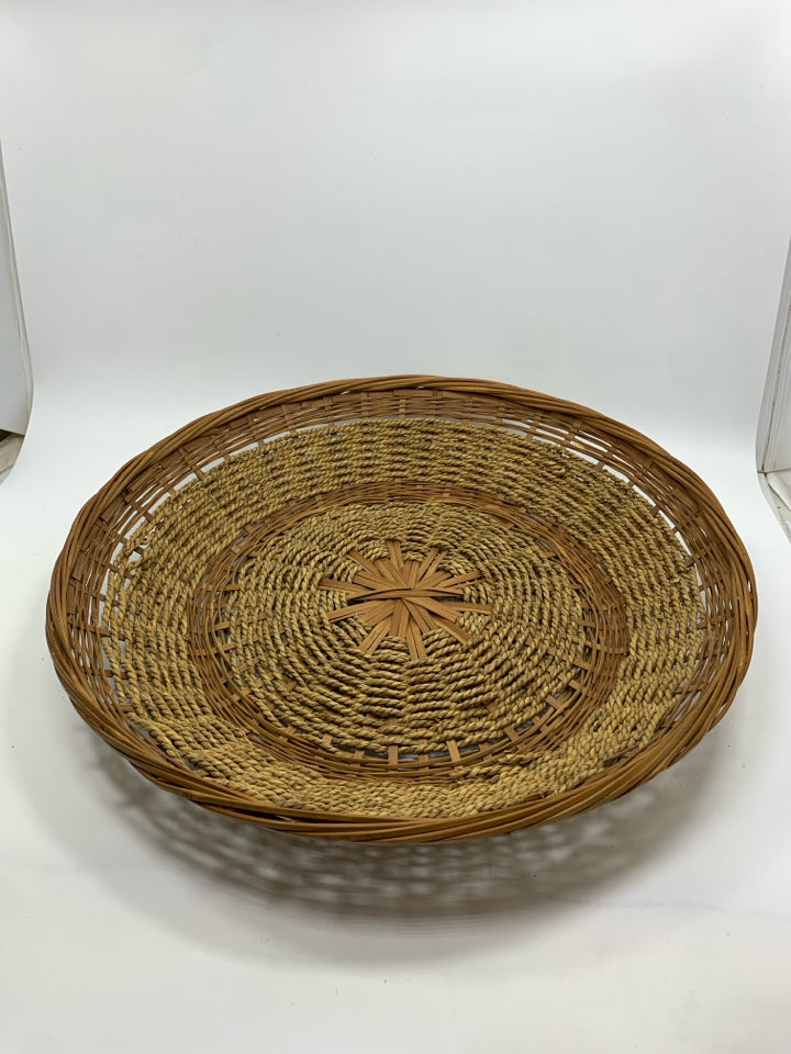 ROUND WOVEN AND TWINE BASKET TRAY.