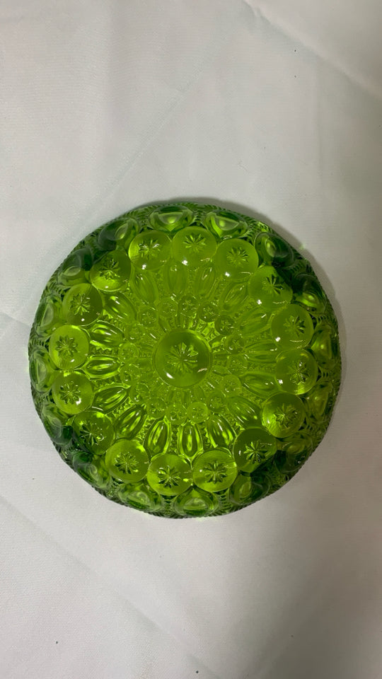 VTG EMBOSSED GREEN GLASS ASH TRAY.
