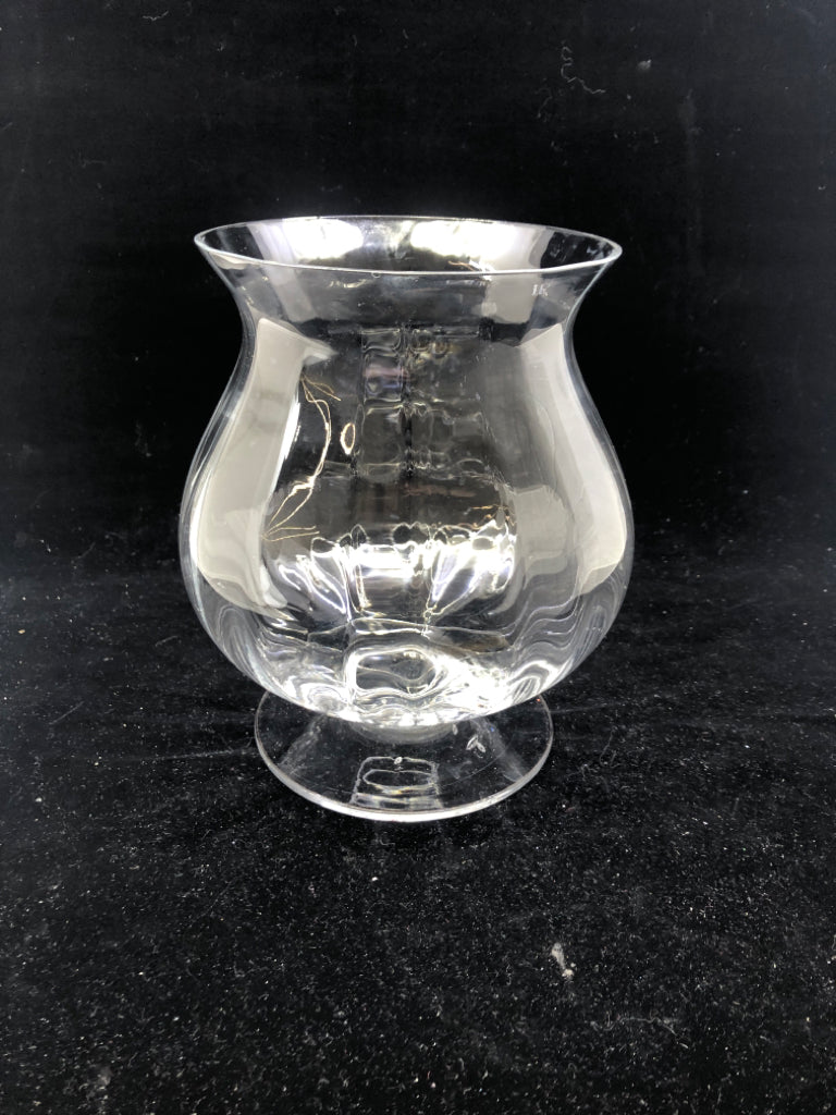 CLEAR GLASS FOOTED RIBBED VASE W/ FLARED EDGE.