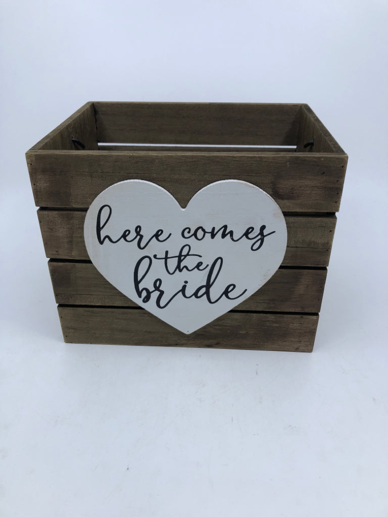 WOODEN BOX W/ WHITE HEART HERE COMES THE BRIDE W/METAL HANDLE.